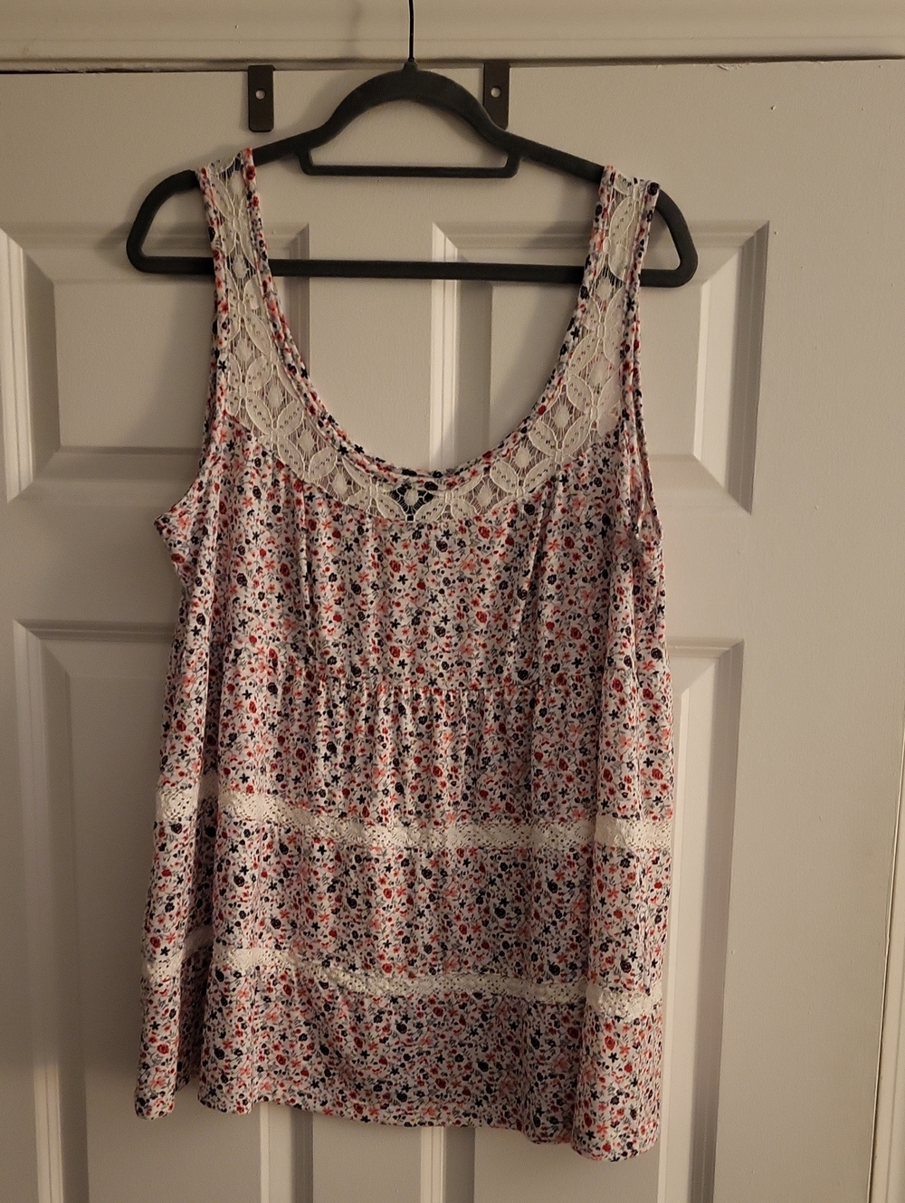 torrid White Floral Lace-Trim Tank Top with Red & Navy Accents